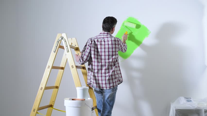 Paint the scene. Человек красит стену. Мужчина красит стену. Красит стену дома в белый. Люди красят стену в зеленый.